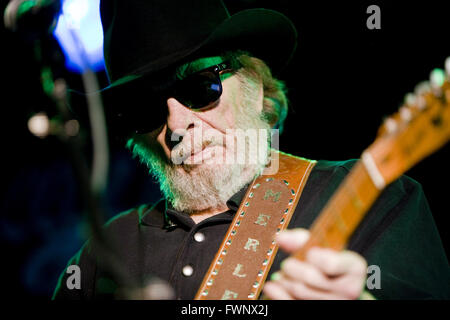 Datei. 6. April 2016. Country-Legende starb MERLE HAGGARD, wandte er sich 79 am Mittwoch. Haggard wurde 1994 in die Country Music Hall Of Fame aufgenommen. Er war bekannt für seinen 1969 Song Okie von Muskogee, zusammen mit Dutzenden anderen Nr. 1-Hits. Im Bild: 10. April 2013 führt - Solana Beach, Kalifornien, US - Country-Legende MERLE HAGGARD in der Belly Up Taverne in Solana Beach. © Daniel Knighton/ZUMAPRESS.com/Alamy Live-Nachrichten Stockfoto