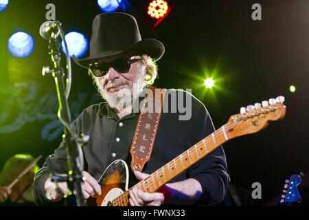 Datei. 6. April 2016. Country-Legende starb MERLE HAGGARD, wandte er sich 79 am Mittwoch. Haggard wurde 1994 in die Country Music Hall Of Fame aufgenommen. Er war bekannt für seinen 1969 Song Okie von Muskogee, zusammen mit Dutzenden anderen Nr. 1-Hits. Im Bild: 10. April 2013 führt - Solana Beach, Kalifornien, US - Country-Legende MERLE HAGGARD in der Belly Up Taverne in Solana Beach. © Daniel Knighton/ZUMAPRESS.com/Alamy Live-Nachrichten Stockfoto