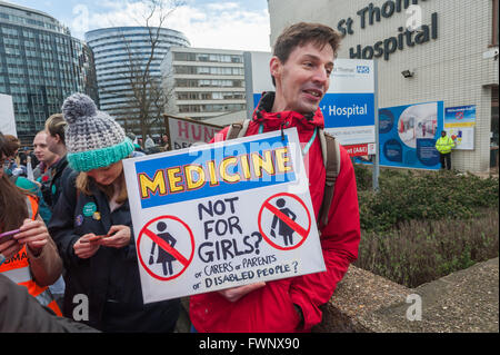 London, UK. 6. April 2016. Ein Mann steht mit der Streikposten am südlichen Ende der Westminster Bridge am St Thomas' Hospital mit einem Plakat "Meedicine - nicht für Girlds? Betreuer oder Eltern oder Menschen mit Behinderungen? Ärzte Saythe neue Conrract ist sexistisch, rassistisch und Classist und zur Erleichterung der Übernahme des NHS durch private Healthcare-Unternehmen, die derzeit stattfindet. Der Vertrag wird Sicherheit in Krankenhäusern, entfernen von Garantien für Überarbeitung und unsoziale Arbeitszeiten reduzieren. Peter Marshall/Alamy Live-Nachrichten Stockfoto