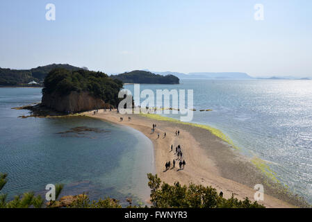 Kagawa, Japan. 20. März 2016. Die Menschen gehen auf die Angel-Straße, die kleine Insel Shodoshima Insel mit einer schmalen Sandbank bei Flut Wasser zweimal an dem Tag auf Shodoshima Insel in der Präfektur Kagawa auf Sonntag, 20. März 2016 verbindet. Es ist besagte Paare Spaziergang auf dem sandigen Weg zu der kleinen Insel, sie führen ein glückliches Leben zusammen. © Yoshio Tsunoda/AFLO/Alamy Live-Nachrichten Stockfoto