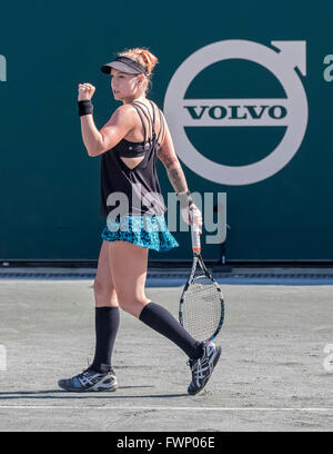 Charleston, SC, USA. 5. April 2016. Charleston, SC - 5. April 2016: Bethanie Mattek-Sands (USA) spielt gegen Teliana Pereira bei der Volvo Car Open im Kreis der Familie Tennis Center in Charleston, SC. © Csm/Alamy Live-Nachrichten Stockfoto