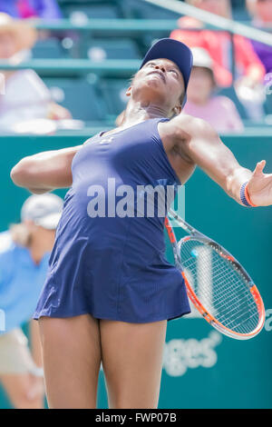 Charleston, SC, USA. 6. April 2016. Charleston, SC - 6. April 2016: Danka Kovinic (MNE) spielt gegen Sloans Stephens (USA) [7] während der Volvo Auto Open im Kreis der Familie Tennis Center in Charleston, SC. Stephens Niederlagen Kovinic und Köpfe um 3 bei der Volvo Car Open Runde. Bildnachweis: Csm/Alamy Live-Nachrichten Stockfoto