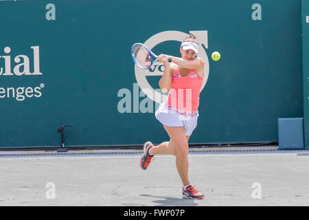 Charleston, SC, USA. 6. April 2016. Charleston, SC - 6. April 2016: Danka Kovinic (MNE) spielt gegen Sloans Stephens (USA) [7] während der Volvo Auto Open im Kreis der Familie Tennis Center in Charleston, SC. Stephens Niederlagen Kovinic und Köpfe um 3 bei der Volvo Car Open Runde. Bildnachweis: Csm/Alamy Live-Nachrichten Stockfoto