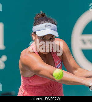 Charleston, SC, USA. 6. April 2016. Charleston, SC - 6. April 2016: Danka Kovinic (MNE) spielt gegen Sloans Stephens (USA) [7] während der Volvo Auto Open im Kreis der Familie Tennis Center in Charleston, SC. Stephens Niederlagen Kovinic und Köpfe um 3 bei der Volvo Car Open Runde. Bildnachweis: Csm/Alamy Live-Nachrichten Stockfoto