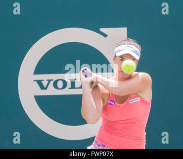 Charleston, SC, USA. 6. April 2016. Charleston, SC - 6. April 2016: Danka Kovinic (MNE) spielt gegen Sloans Stephens (USA) [7] während der Volvo Auto Open im Kreis der Familie Tennis Center in Charleston, SC. Stephens Niederlagen Kovinic und Köpfe um 3 bei der Volvo Car Open Runde. Bildnachweis: Csm/Alamy Live-Nachrichten Stockfoto