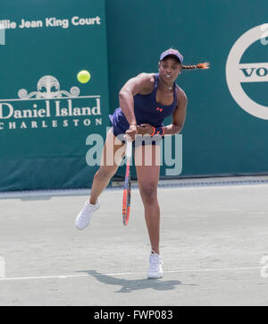 Charleston, SC, USA. 6. April 2016. Charleston, SC - 6. April 2016: Danka Kovinic (MNE) spielt gegen Sloans Stephens (USA) [7] während der Volvo Auto Open im Kreis der Familie Tennis Center in Charleston, SC. Stephens Niederlagen Kovinic und Köpfe um 3 bei der Volvo Car Open Runde. Bildnachweis: Csm/Alamy Live-Nachrichten Stockfoto