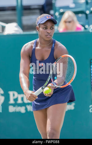 Charleston, SC, USA. 6. April 2016. Charleston, SC - 6. April 2016: Danka Kovinic (MNE) spielt gegen Sloans Stephens (USA) [7] während der Volvo Auto Open im Kreis der Familie Tennis Center in Charleston, SC. Stephens Niederlagen Kovinic und Köpfe um 3 bei der Volvo Car Open Runde. Bildnachweis: Csm/Alamy Live-Nachrichten Stockfoto