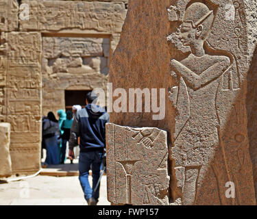 Luxor. 31. März 2016. Touristen besuchen Karnak-Tempel in Luxor, Ägypten am 31. März 2016. Karnak-Tempel umfasst eine breite Mischung aus verfallenen Tempel, Säulen, Statuen und andere Gebäude. © Zhao Dingzhe/Xinhua/Alamy Live-Nachrichten Stockfoto