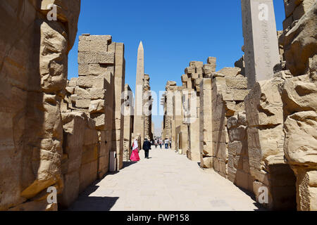 Luxor. 31. März 2016. Touristen besuchen Karnak-Tempel in Luxor, Ägypten am 31. März 2016. Karnak-Tempel umfasst eine breite Mischung aus verfallenen Tempel, Säulen, Statuen und andere Gebäude. © Zhao Dingzhe/Xinhua/Alamy Live-Nachrichten Stockfoto