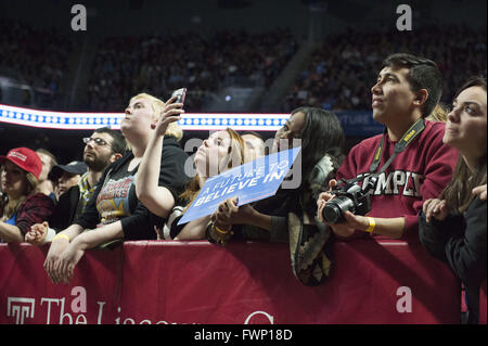 Chester, Pennsylvania, USA. 3. April 2016. Junge Bernie Sanders Fans anhören der Kandidat in der Liacouras-Mitte an der Temple University in Philadelphia Pa Credit: Ricky Fitchett/ZUMA Draht/Alamy Live News Stockfoto