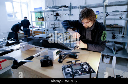 Hamburg, Deutschland. 6. April 2016. Entwicklungsingenieur für Drohnen, Gerd Jacobs, arbeitet am Propeller von Octoocopter, eine Drohne mit acht Propeller in der Werkstatt von Cooper Copter, ein Unternehmen spezialisiert auf die Herstellung von zivilen Drohnen in Hamburg, Deutschland, 6. April 2016 betrieben. Das Unternehmen veranstaltete eine Konferenz über "Drohnen: Technologie, Hype und Risiken. Foto: Axel Heimken/Dpa/Alamy Live News Stockfoto