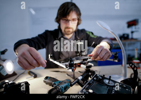 Hamburg, Deutschland. 6. April 2016. Entwicklungsingenieur für Drohnen, Gerd Jacobs, arbeitet am Propeller der Quadrocopter, eine Drohne, die angetrieben von vier Propellern, in der Werkstatt von Cooper Copter, ein Unternehmen spezialisiert auf die Herstellung von zivilen Drohnen in Hamburg, Deutschland, 6. April 2016. Das Unternehmen veranstaltete eine Konferenz über "Drohnen: Technologie, Hype und Risiken. Foto: Axel Heimken/Dpa/Alamy Live News Stockfoto