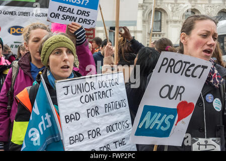 London, UK. 6. April 2016. Ärzte in der Ausbildung, die auf die Streikposten am St Thomas' Hospital waren Marsch auf um die "Stipendien or Bust" Kundgebung gegen die axing NHS Stipendien an das Gesundheitsministerium zu verbinden. NHS-Studenten brauchen Stipendien wie ihre langen Stunden des Studiums und Praktika Nebenjobs Einnahme verhindern, sie dass während des Studiums; Sie verdienen sie, weil ihre Platzierungen echte Arbeit in Krankenhäusern beinhalten und sind eine wichtige Quelle von Arbeitskräften für den NHS. Bildnachweis: Peter Marshall/Alamy Live-Nachrichten Stockfoto