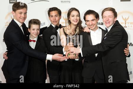 Berlin, Deutschland. 6. April 2016. Schauspieler Timur Bartels (L-R), Nick Julius Schuck, Tim Oliver Schultz, Luise Befort, Ivo Kortlang und Damian Hardung aus der Reihe "Club der Roten Baender" feiern ihren Jupiter-Award in der Kategorie "Beste deutsche TV-Serie" in Berlin, Deutschland, 6. April 2016. Die besten Filme und Stars in Film und Fernsehen sind jedes Jahr bei den Jupiter-Awards anerkannt. Foto: Jörg CARSTENSEN/Dpa/Alamy Live News Stockfoto