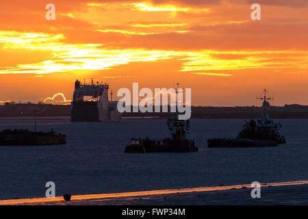 Gravesend, Kent. 7. April 2016. Sonnenaufgang auf der Themse, hinter Schiffe in Gravesend, Kent heute Morgen gesehen. Eine Mischung aus Regen und Sonnenschein Prognose für das Wetter in London und der Südosten von England heute. Bildnachweis: Versand Bilder/Alamy Live News Stockfoto