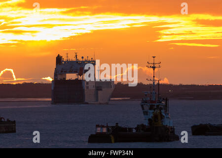 Gravesend, Kent. 7. April 2016. Sonnenaufgang auf der Themse, hinter Schiffe in Gravesend, Kent heute Morgen gesehen. Eine Mischung aus Regen und Sonnenschein Prognose für das Wetter in London und der Südosten von England heute. Bildnachweis: Versand Bilder/Alamy Live News Stockfoto