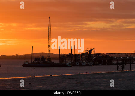 Gravesend, Kent. 7. April 2016. Sonnenaufgang auf der Themse, hinter Schiffe in Gravesend, Kent heute Morgen gesehen. Eine Mischung aus Regen und Sonnenschein Prognose für das Wetter in London und der Südosten von England heute. Bildnachweis: Versand Bilder/Alamy Live News Stockfoto