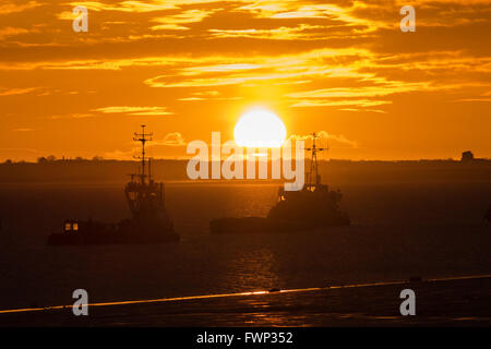 Gravesend, Kent. 7. April 2016. Sonnenaufgang auf der Themse, hinter Schiffe in Gravesend, Kent heute Morgen gesehen. Eine Mischung aus Regen und Sonnenschein Prognose für das Wetter in London und der Südosten von England heute. Bildnachweis: Versand Bilder/Alamy Live News Stockfoto