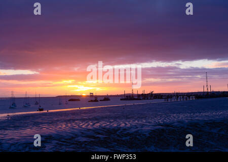 Gravesend, Kent. 7. April 2016. Sonnenaufgang auf der Themse, hinter Schiffe in Gravesend, Kent heute Morgen gesehen. Eine Mischung aus Regen und Sonnenschein Prognose für das Wetter in London und der Südosten von England heute. Bildnachweis: Versand Bilder/Alamy Live News Stockfoto