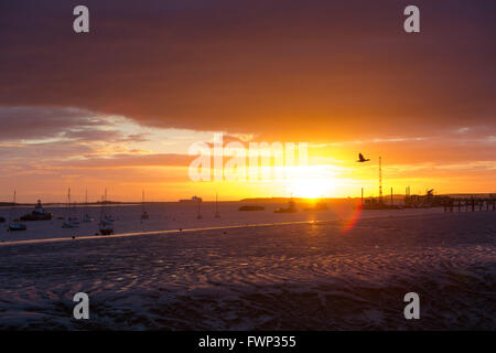 Gravesend, Kent. 7. April 2016. Sonnenaufgang auf der Themse, hinter Schiffe in Gravesend, Kent heute Morgen gesehen. Eine Mischung aus Regen und Sonnenschein Prognose für das Wetter in London und der Südosten von England heute. Bildnachweis: Versand Bilder/Alamy Live News Stockfoto