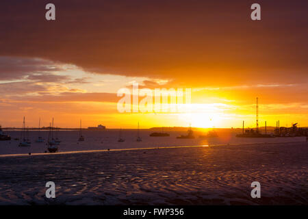 Gravesend, Kent. 7. April 2016. Sonnenaufgang auf der Themse, hinter Schiffe in Gravesend, Kent heute Morgen gesehen. Eine Mischung aus Regen und Sonnenschein Prognose für das Wetter in London und der Südosten von England heute. Bildnachweis: Versand Bilder/Alamy Live News Stockfoto