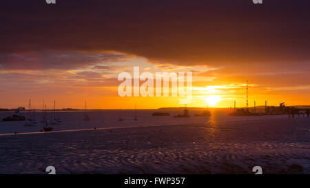 Gravesend, Kent. 7. April 2016. Sonnenaufgang auf der Themse, hinter Schiffe in Gravesend, Kent heute Morgen gesehen. Eine Mischung aus Regen und Sonnenschein Prognose für das Wetter in London und der Südosten von England heute. Bildnachweis: Versand Bilder/Alamy Live News Stockfoto