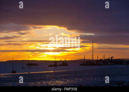 Gravesend, Kent. 7. April 2016. Sonnenaufgang auf der Themse, hinter Schiffe in Gravesend, Kent heute Morgen gesehen. Eine Mischung aus Regen und Sonnenschein Prognose für das Wetter in London und der Südosten von England heute. Bildnachweis: Versand Bilder/Alamy Live News Stockfoto