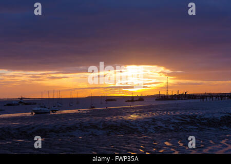 Gravesend, Kent. 7. April 2016. Sonnenaufgang auf der Themse, hinter Schiffe in Gravesend, Kent heute Morgen gesehen. Eine Mischung aus Regen und Sonnenschein Prognose für das Wetter in London und der Südosten von England heute. Bildnachweis: Versand Bilder/Alamy Live News Stockfoto