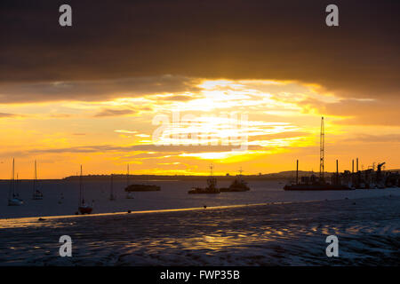 Gravesend, Kent. 7. April 2016. Sonnenaufgang auf der Themse, hinter Schiffe in Gravesend, Kent heute Morgen gesehen. Eine Mischung aus Regen und Sonnenschein Prognose für das Wetter in London und der Südosten von England heute. Bildnachweis: Versand Bilder/Alamy Live News Stockfoto