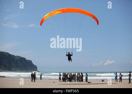 Yogyakarta, Indonesien. 25. März 2016. Para-Gleiter Praxis vor dem Wettbewerb in Jogja Air Show in Bantul, Indonesia.This jährliche Veranstaltung ist von lokalen Regierung Bantul Regentschaft statt und zieht Teilnehmer aus Thailand, Malaysia, Philipiines, Australien und Südkorea. © Fadli Suandi/Riau Bilder/pazifische Presse/Alamy Live News Stockfoto