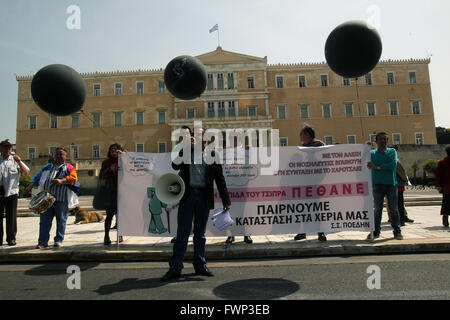 Athen. 7. April 2016. Demonstranten halten einen Banner während einer Demonstration Kennzeichnung einen 24-Stunden-Streik des Landes größte öffentliche Union ADEDY gegen geplante Steuer- und Rentenreformen in Athen 7. April 2016. Bildnachweis: Marios Lolos/Xinhua/Alamy Live-Nachrichten Stockfoto