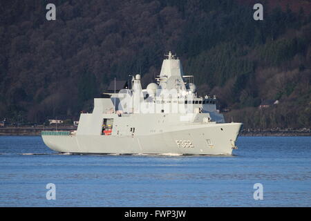 KDM Peter Willemoes (F362), ein Iver Huitfeldt Luft-Verteidigung-Fregatte von der dänischen Marine, nähert sich Gourock auf eine eingehende Reise zur Teilnahme an Übung Joint Warrior 16-1. Stockfoto