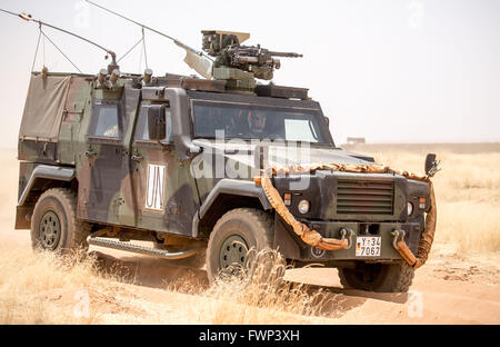 Ein gepanzertes Fahrzeug in Eagle IV im Bild während eines Bohrers am Camp Castor in Gao, Mali, 5. April 2016. Mitglieder der deutschen bewaffneten Kräfte (Bundeswehr) wurden in der Region im Rahmen der UN-Mission MINUSMA bereitgestellt. Foto: MICHAEL KAPPELER/dpa Stockfoto