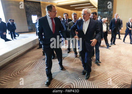 Baku, Aserbaidschan. 7. April 2016. Russlands Außenminister Sergei Lavrov, (L) Iran Foreign Minister Mohammad Javad Zarif (R) geben eine gemeinsame Pressekonferenz nach ihrem trilateralen Treffen. Bildnachweis: Aziz Karimow/Pacific Press/Alamy Live-Nachrichten Stockfoto