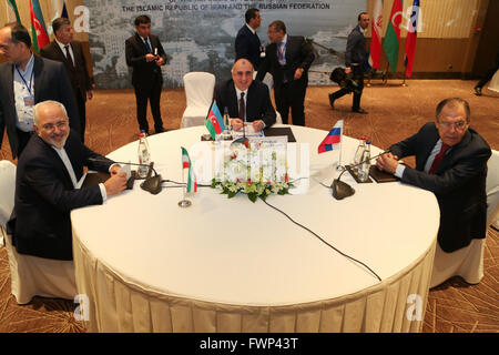 Baku, Aserbaidschan. 7. April 2016. Irans Außenminister Mohammad Javad Zarif, aserbaidschanischen Außenminister Elmar Mammadyarov und Russlands Außenminister Sergei Lavrov (L-R sitzen) halten ein trilaterales Treffen. Bildnachweis: Aziz Karimow/Pacific Press/Alamy Live-Nachrichten Stockfoto