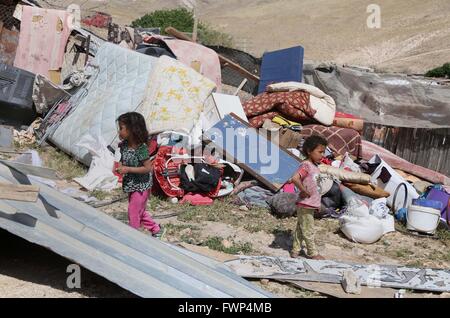 Jerusalem, Jerusalem, Palästina. 7. April 2016. Kinder aus der Jahalin-Beduinen der arabischen Gemeinschaft spielen vorbei an den Trümmern der Häuser in der West Bank Beduinen-Camp der al-Khan al-Ahmar am 7. April 2016 nach israelische Behörden vier Häuser abgerissen, die sagten entstanden ohne Erlaubnis Credit: Hamza Shalash/APA Bilder/ZUMA Draht/Alamy Live News Stockfoto