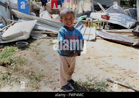 Jerusalem, Jerusalem, Palästina. 7. April 2016. Ein Kind aus der arabischen Jahalin-Beduinen-Community geht vorbei an den Trümmern der Häuser in der West Bank Beduinen-Camp der al-Khan al-Ahmar am 7. April 2016 nach israelische Behörden vier Häuser, die sagten abgerissen, wurden ohne Erlaubnis Kredit gebaut: Hamza Shalash/APA Bilder/ZUMA Draht/Alamy Live News Stockfoto