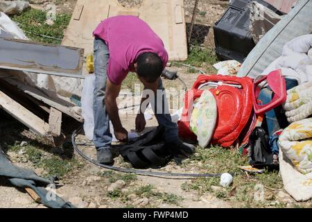 Jerusalem, Jerusalem, Palästina. 7. April 2016. Ein Mann aus der Jahalin-Beduinen der arabischen Gemeinschaft inspiziert Schutt von Häusern in der West Bank Beduinen-Camp der al-Khan al-Ahmar am 7. April 2016 nach israelische Behörden vier Häuser, die sagten abgerissen, wurden ohne Erlaubnis Kredit gebaut: Hamza Shalash/APA Bilder/ZUMA Draht/Alamy Live News Stockfoto