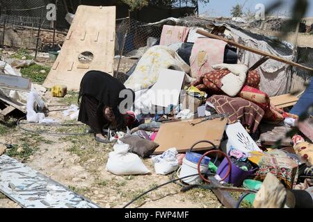 Jerusalem, Jerusalem, Palästina. 7. April 2016. Eine Frau aus der Jahalin-Beduinen der arabischen Gemeinschaft inspiziert Schutt von Häusern in der West Bank Beduinen-Camp der al-Khan al-Ahmar am 7. April 2016 nach israelische Behörden vier Häuser, die sagten abgerissen, wurden ohne Erlaubnis Kredit gebaut: Hamza Shalash/APA Bilder/ZUMA Draht/Alamy Live News Stockfoto