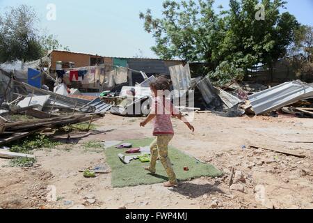 Jerusalem, Jerusalem, Palästina. 7. April 2016. Eine Mädchen aus der arabischen Jahalin-Beduinen-Community geht vorbei an den Trümmern der Häuser in der West Bank Beduinen-Camp der al-Khan al-Ahmar am 7. April 2016 nach israelische Behörden vier Häuser, die sagten abgerissen, wurden ohne Erlaubnis Kredit gebaut: Hamza Shalash/APA Bilder/ZUMA Draht/Alamy Live News Stockfoto