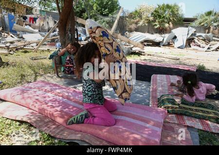 Jerusalem, Jerusalem, Palästina. 7. April 2016. Kinder aus der Jahalin-Beduinen der arabischen Gemeinschaft reagieren auf den Abriss ihres Hauses in der West Bank Beduinen-Camp der al-Khan al-Ahmar am 7. April 2016 nach israelische Behörden vier Häuser, die sagten abgerissen, wurden ohne Erlaubnis Kredit gebaut: Hamza Shalash/APA Bilder/ZUMA Draht/Alamy Live News Stockfoto