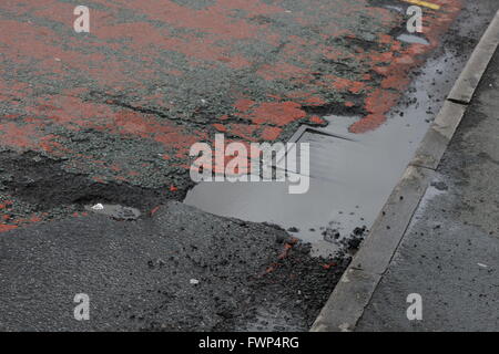 Crewe, Cheshire, UK. 7. April 2016. 118 englische Räte teilt einen £50 m-Fonds um zu fast 1 m Schlaglöcher zu reparieren. Abgebildete Schlaglöcher sind in Crewe, Teil von Cheshire East Council im Norden Englands. © Simon Newbury/Alamy Live-Nachrichten Stockfoto