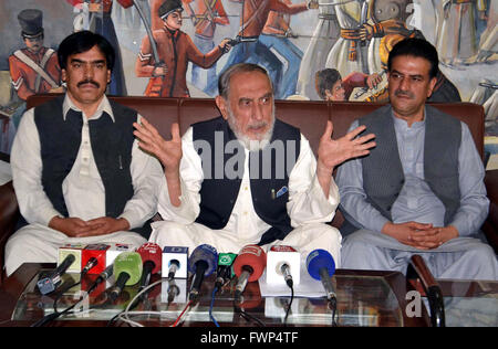 Bürgermeister von Quetta, Kaleem Ullah sowie Vizebürgermeister Younus Baloch Adressen Medien Personen während der Pressekonferenz am Donnerstag, 7. April 2016 in Quetta stattfand. Stockfoto