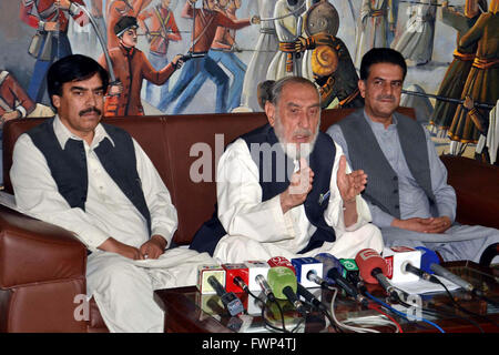 Bürgermeister von Quetta, Kaleem Ullah sowie Vizebürgermeister Younus Baloch Adressen Medien Personen während der Pressekonferenz am Donnerstag, 7. April 2016 in Quetta stattfand. Stockfoto