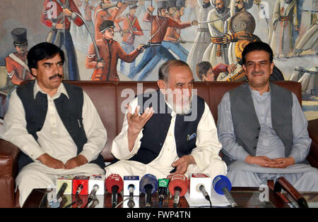 Bürgermeister von Quetta, Kaleem Ullah sowie Vizebürgermeister Younus Baloch Adressen Medien Personen während der Pressekonferenz am Donnerstag, 7. April 2016 in Quetta stattfand. Stockfoto