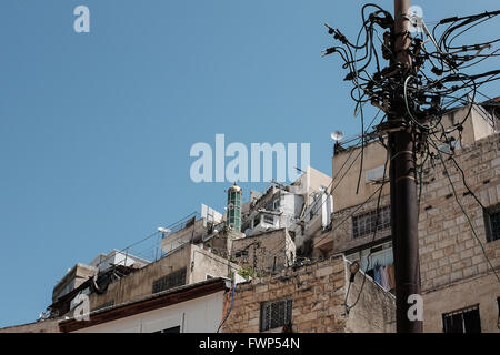 Jerusalem, Israel. 7. April 2016. Dächer und eine Moschee Minarett in Silwan. Eine geschätzte 500 Juden in Israel leben derzeit in Kfar Shiloach unter 45.000 palästinensische Araber, die das Dorf Silwan nennen und betrachten die Juden illegale Siedler. Die meisten Land Angebote wurden von Ateret Cohanim, einer israelischen jüdischen Organisation orchestriert die Arbeiten für die Erstellung von eine jüdische Majorität in den arabischen Vierteln in Ost-Jerusalem behauptete, alle Grundstücke legitim und legal beschäftigt. Stockfoto