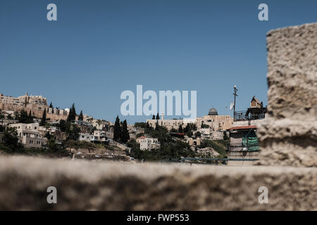 Jerusalem, Israel. 7. April 2016. Das Dorf Silwan liegt an den Hängen des Kidron-Tal unter dem Tempelberg und Al Aqsa Mosque, im Hintergrund sichtbar. Eine geschätzte 500 Juden in Israel leben derzeit in Kfar Shiloach unter 45.000 palästinensische Araber, die das Dorf Silwan nennen und betrachten die Juden illegale Siedler. Die meisten Land Angebote wurden von Ateret Cohanim, einer israelischen jüdischen Organisation orchestriert die Arbeiten für die Erstellung von eine jüdische Majorität in den arabischen Vierteln in Ost-Jerusalem behauptete, alle Grundstücke legitim und legal beschäftigt. Stockfoto