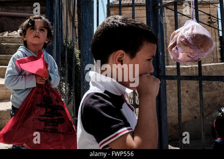 Jerusalem, Israel. 7. April 2016. Junge palästinensische Kinder spielen am Eingang, was jüdische Bewohner Bet Frumkin nennen. Eine geschätzte 500 Juden in Israel leben derzeit in Kfar Shiloach unter 45.000 palästinensische Araber, die das Dorf Silwan nennen und betrachten die Juden illegale Siedler. Die meisten Land Angebote wurden von Ateret Cohanim, einer israelischen jüdischen Organisation orchestriert die Arbeiten für die Erstellung von eine jüdische Majorität in den arabischen Vierteln in Ost-Jerusalem behauptete, alle Grundstücke legitim und legal beschäftigt. Stockfoto