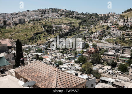 Jerusalem, Israel. 7. April 2016. Ein Blick auf Silwan und das Kidron-Tal vom Dach was jüdische Einwohner Bet Frumkin nennen. Eine geschätzte 500 Juden in Israel leben derzeit in Kfar Shiloach unter 45.000 palästinensische Araber, die das Dorf Silwan nennen und betrachten die Juden illegale Siedler. Die meisten Land Angebote wurden von Ateret Cohanim, einer israelischen jüdischen Organisation orchestriert die Arbeiten für die Erstellung von eine jüdische Majorität in den arabischen Vierteln in Ost-Jerusalem behauptete, alle Grundstücke legitim und legal beschäftigt. Stockfoto