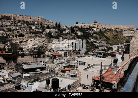 Jerusalem, Israel. 7. April 2016. Das Dorf Silwan liegt an den Hängen des Kidron-Tal unter dem Tempelberg und Al Aqsa Mosque, im Hintergrund sichtbar. Eine geschätzte 500 Juden in Israel leben derzeit in Kfar Shiloach unter 45.000 palästinensische Araber, die das Dorf Silwan nennen und betrachten die Juden illegale Siedler. Die meisten Land Angebote wurden von Ateret Cohanim, einer israelischen jüdischen Organisation orchestriert die Arbeiten für die Erstellung von eine jüdische Majorität in den arabischen Vierteln in Ost-Jerusalem behauptete, alle Grundstücke legitim und legal beschäftigt. Stockfoto